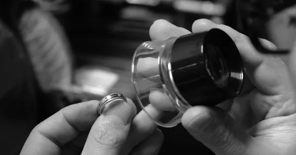 鑑定士のイメージ